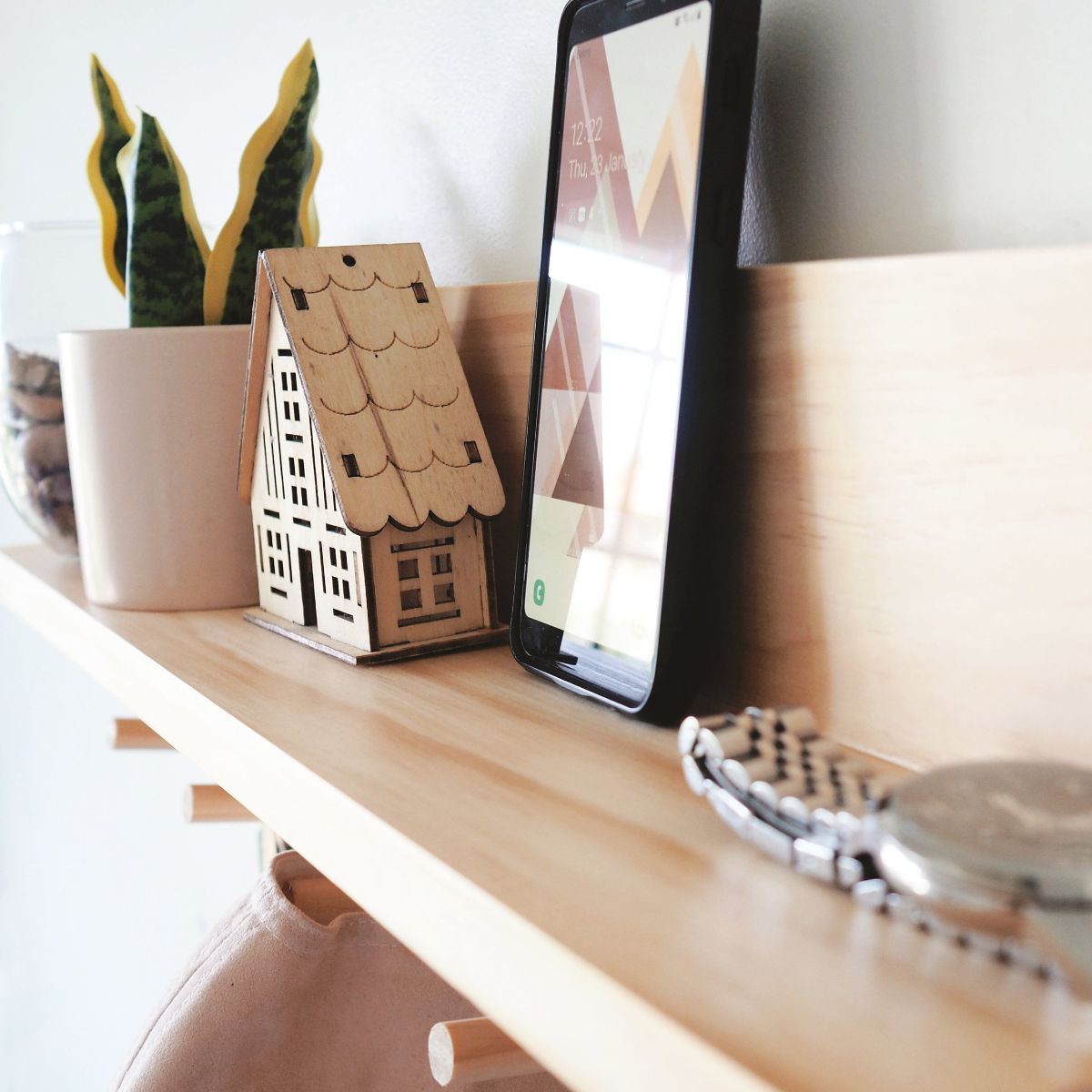 55cm Pine Wood Coat Rack Entryway Organiser Shelf with no mail holder. Close up view of the shelf