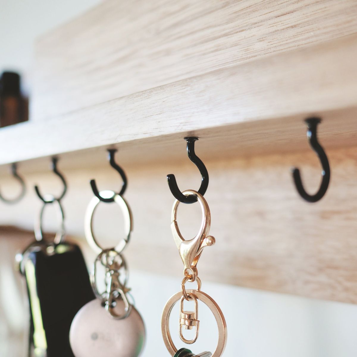 100cm Tasmanian Oak Entryway Shelf Organiser in Satin Finish. Close up look of the black hooks