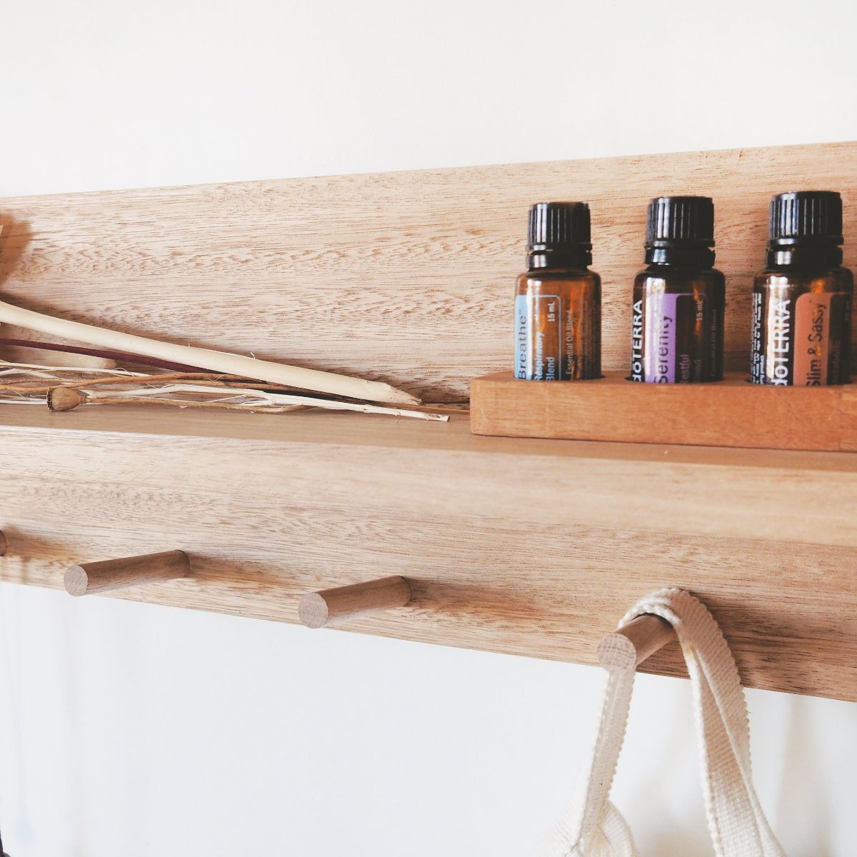 100cm Tasmanian Oak Entryway Shelf Organiser in Satin Finish. Close up look on the shelf and coat hooks