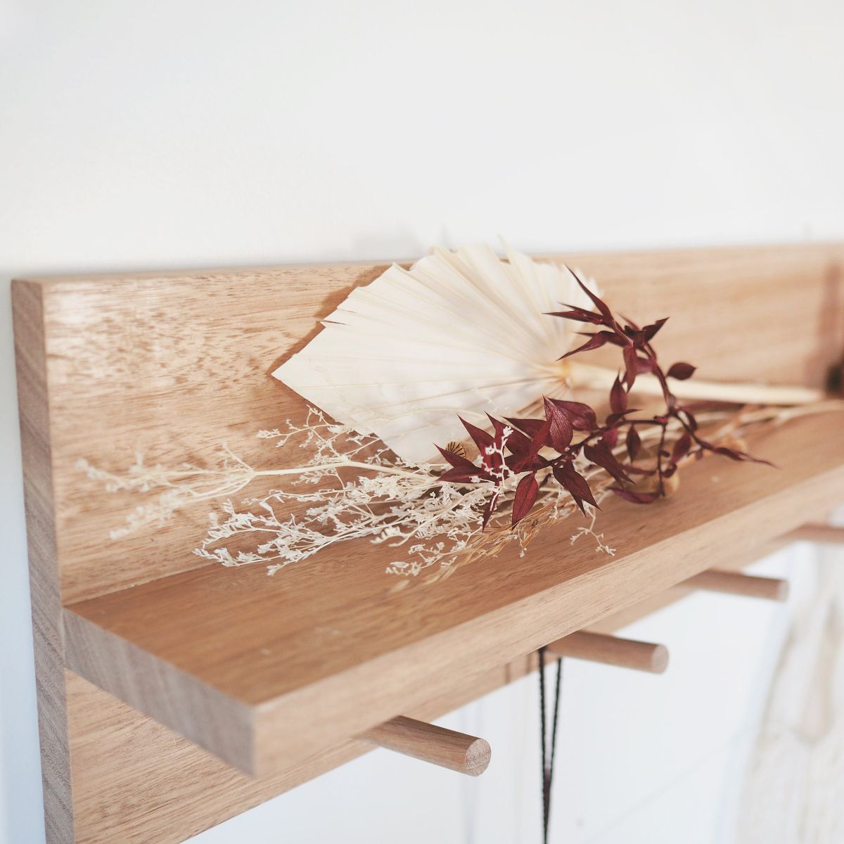 100cm Tasmanian Oak Entryway Shelf Organiser in Satin Finish. Close up look of the side and top of the shelf